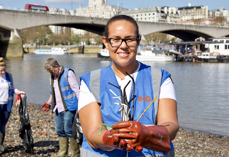 IHG colleagues cleaning plastic waste from the banks of the River Thames. IHG colleagues cleaning plastic waste from the banks of the River Thames.