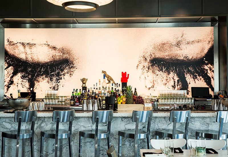 Screen time: Artwork showing the dark side of the geisha is displayed in the bar areas. Screen time: Artwork showing the dark side of the geisha is displayed in the bar areas.