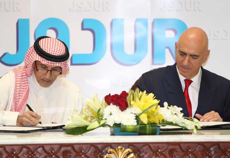 Alex Kyriakidis, Marriott signs agreement with Chairman of Dur Hospitality Company, Eng, Abdullah bin Mohammed Al-Issa. Alex Kyriakidis, Marriott signs agreement with Chairman of Dur Hospitality Company, Eng, Abdullah bin Mohammed Al-Issa.