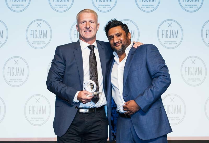 Paul Evans receiving his award from Sanjay Murthy. Paul Evans receiving his award from Sanjay Murthy.