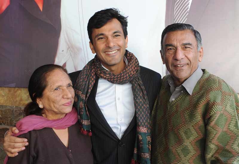 Vikas Khanna, master chef India host and executive chef of Junoon restaurant in New York, and his mother Bindu khanna (L) and father Davinder Khanna. Vikas Khanna, master chef India host and executive chef of Junoon restaurant in New York, and his mother Bindu khanna (L) and father Davinder Khanna.