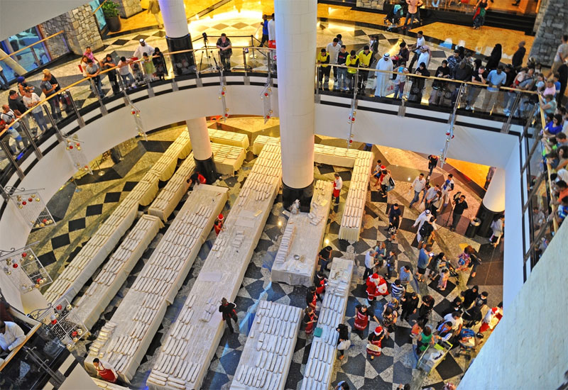 A team of chefs made 650 metres of Stollen cake A team of chefs made 650 metres of Stollen cake