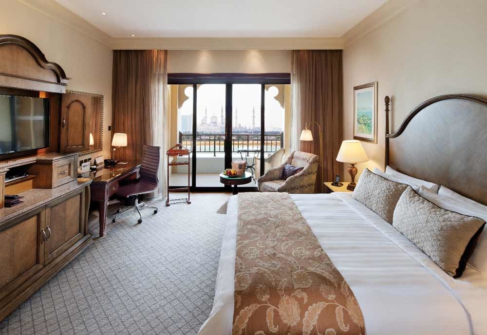 A Deluxe room from the Shangri-La Hotel, Qaryat Al Beri's Horizon Club. A Deluxe room from the Shangri-La Hotel, Qaryat Al Beri's Horizon Club.
