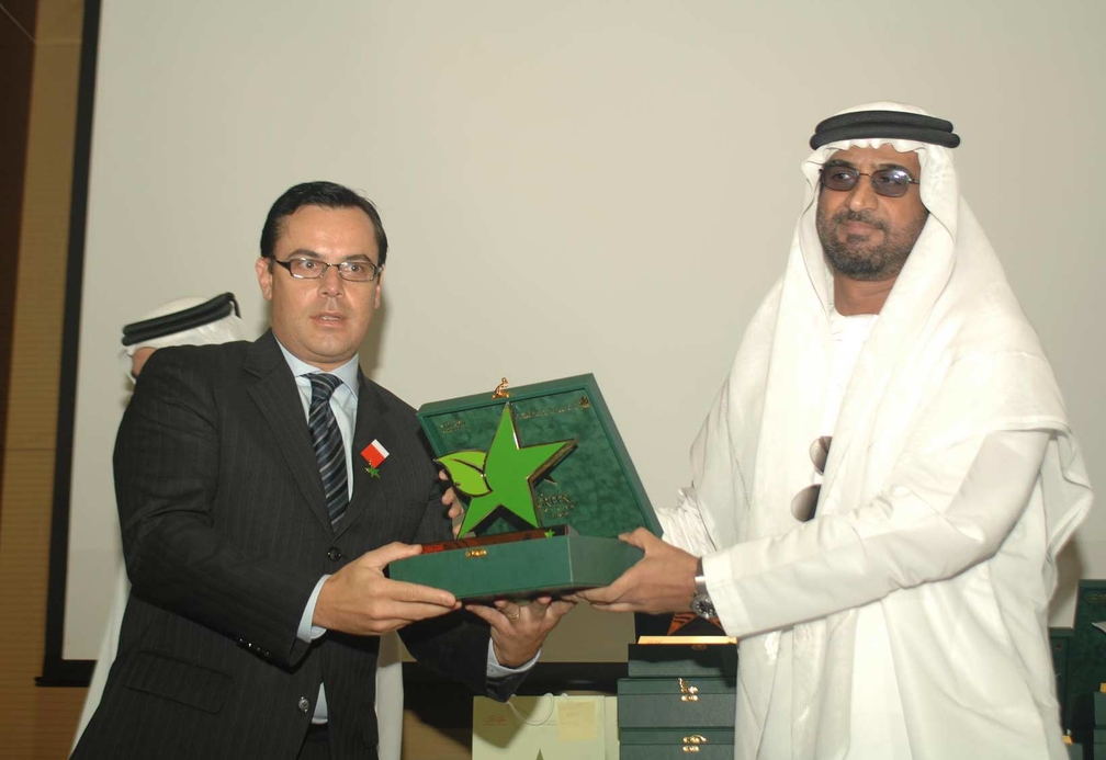 H.E. Khalid Ahmed Bin Sulayem honors Park Hyatt hotel which took first place in the five-star category. H.E. Khalid Ahmed Bin Sulayem honors Park Hyatt hotel which took first place in the five-star category.