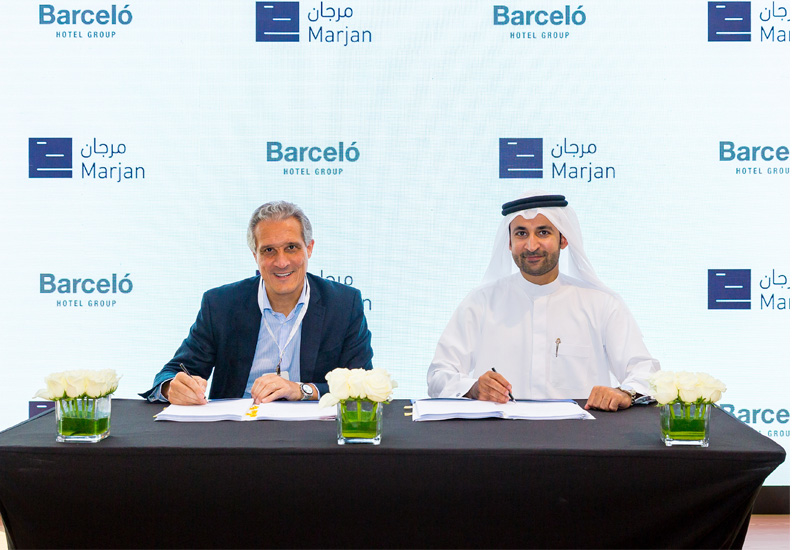 Raúl Gonzáles (left) and Abdullah Al Abdooli signing the agreement Raúl Gonzáles (left) and Abdullah Al Abdooli signing the agreement