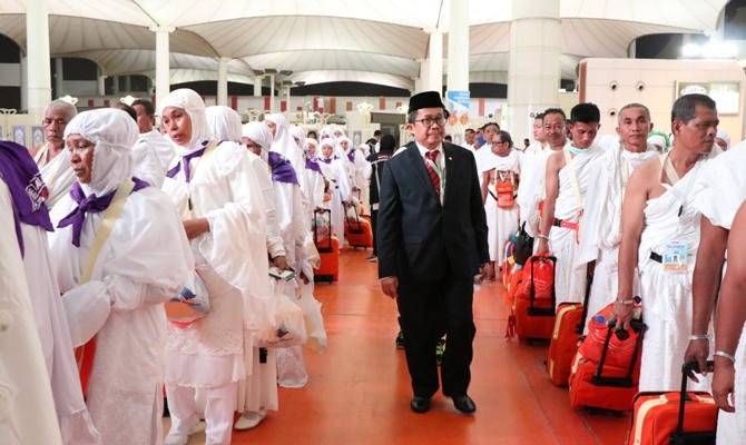 The pilgrims were received by Indonesian deputy chief of mission to Saudi Arabia, Dicky Yunus and Indonesian consul general Mohamad Hery Saripudin The pilgrims were received by Indonesian deputy chief of mission to Saudi Arabia, Dicky Yunus and Indonesian consul general Mohamad Hery Saripudin